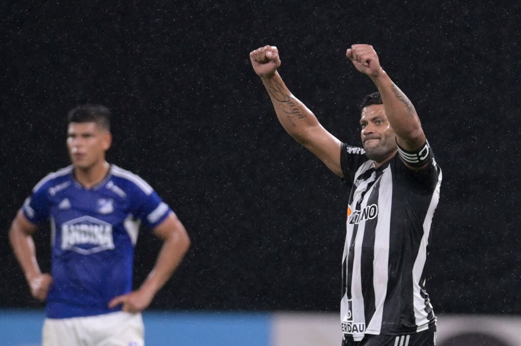 Hulk de Atlético Mineiro celebra su gol. Al fondo, Jorge Arias de Millonarios. Atlético Mineiro vs. Millonarios. Copa Libertadores, marzo 15 de 2023. Foto: DOUGLAS MAGNO/AFP via Getty Images.
