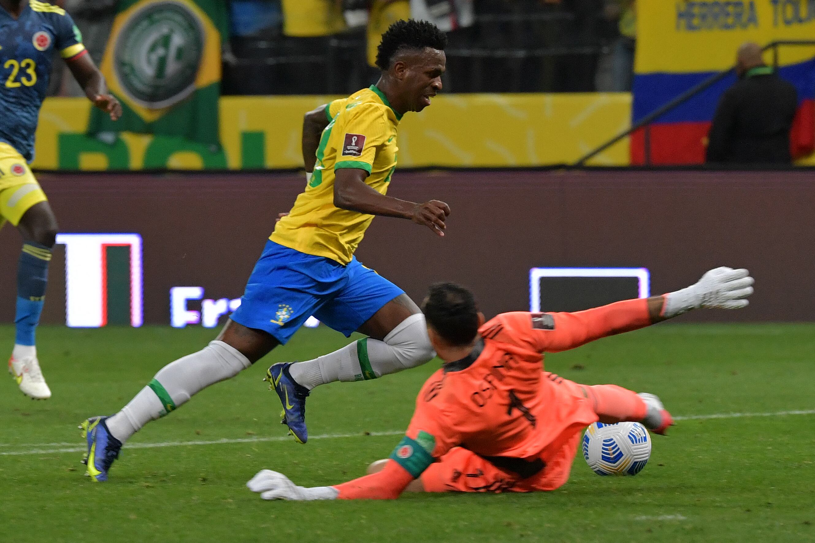 Vinícius Júnior, enfrentando a Colombia. Foto: NELSON ALMEIDA/AFP vía Getty Images