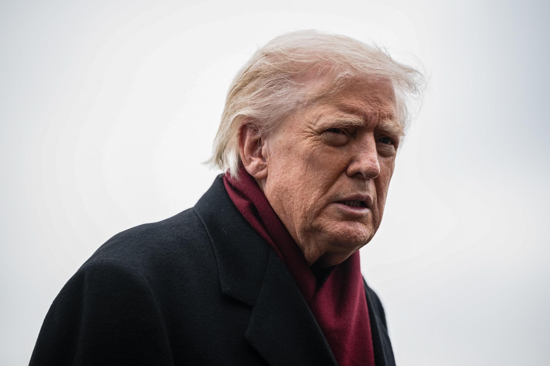 El 80% de los latinos desaprueba a Donald Trump y el 71% dice que se ha excedido en deportaciones . EFE/EPA/GRAEME SLOAN / POOL