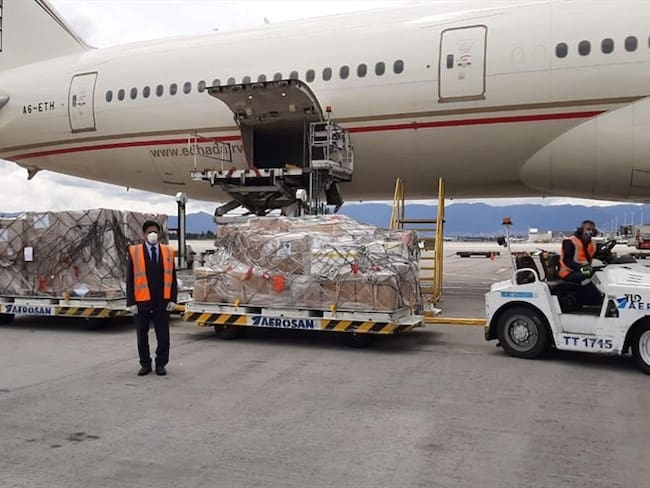 Migración Colombia confirmó que el avión trae 13 toneladas de ayudas para tratar el Coronavirus. Foto: Cortesía