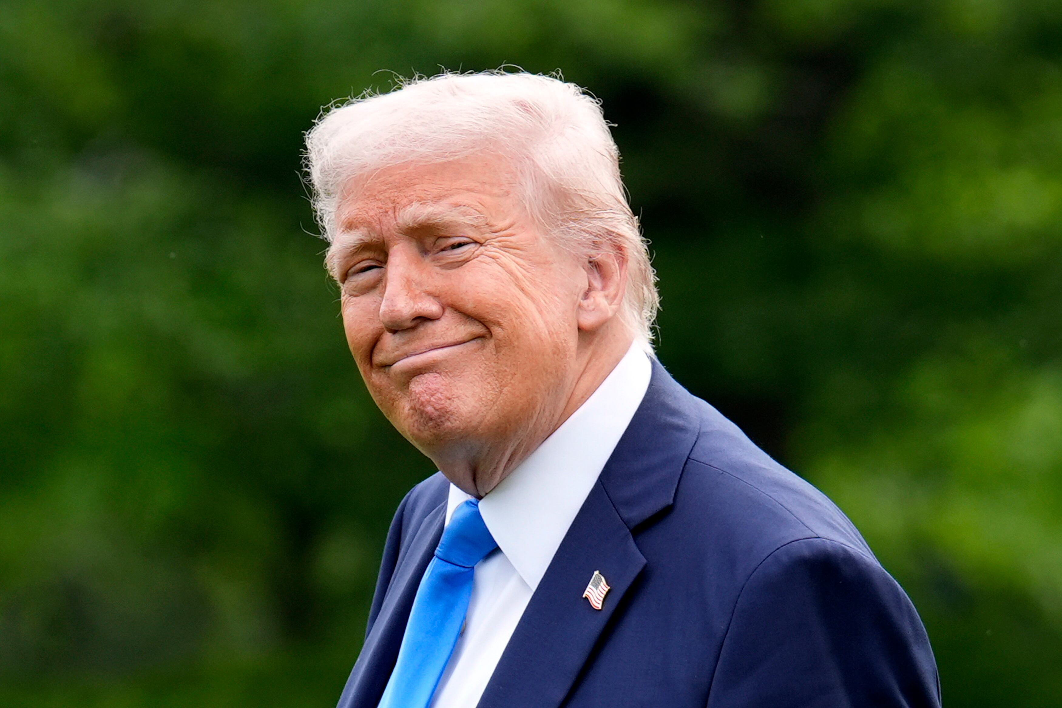 El presidente de los Estados Unidos, Donald Trump, camina por el césped sur de la Casa Blanca en Washington, DC, EE. UU., 01 de mayo de 2025