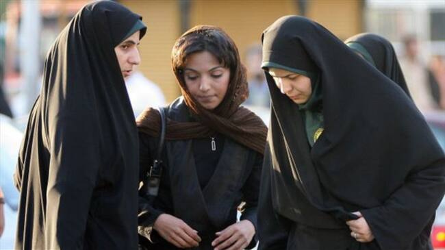 La "policía moral" de Irán puede advertir a una mujer que no cumple con las rígidas normas de vestuario. Foto: Getty
