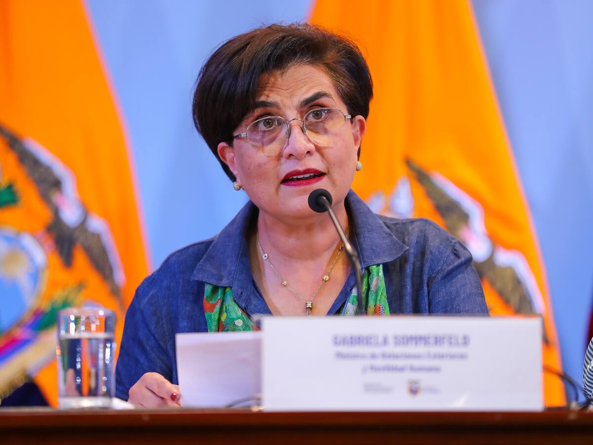 Canciller ecuatoriana dice que Rafael Correa “lidera una campaña para destruir a Ecuador”