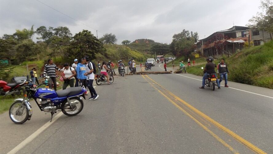 Bloqueos durante el paro nacional en Colombia. Foto: Colprensa-Francisco Calderón
