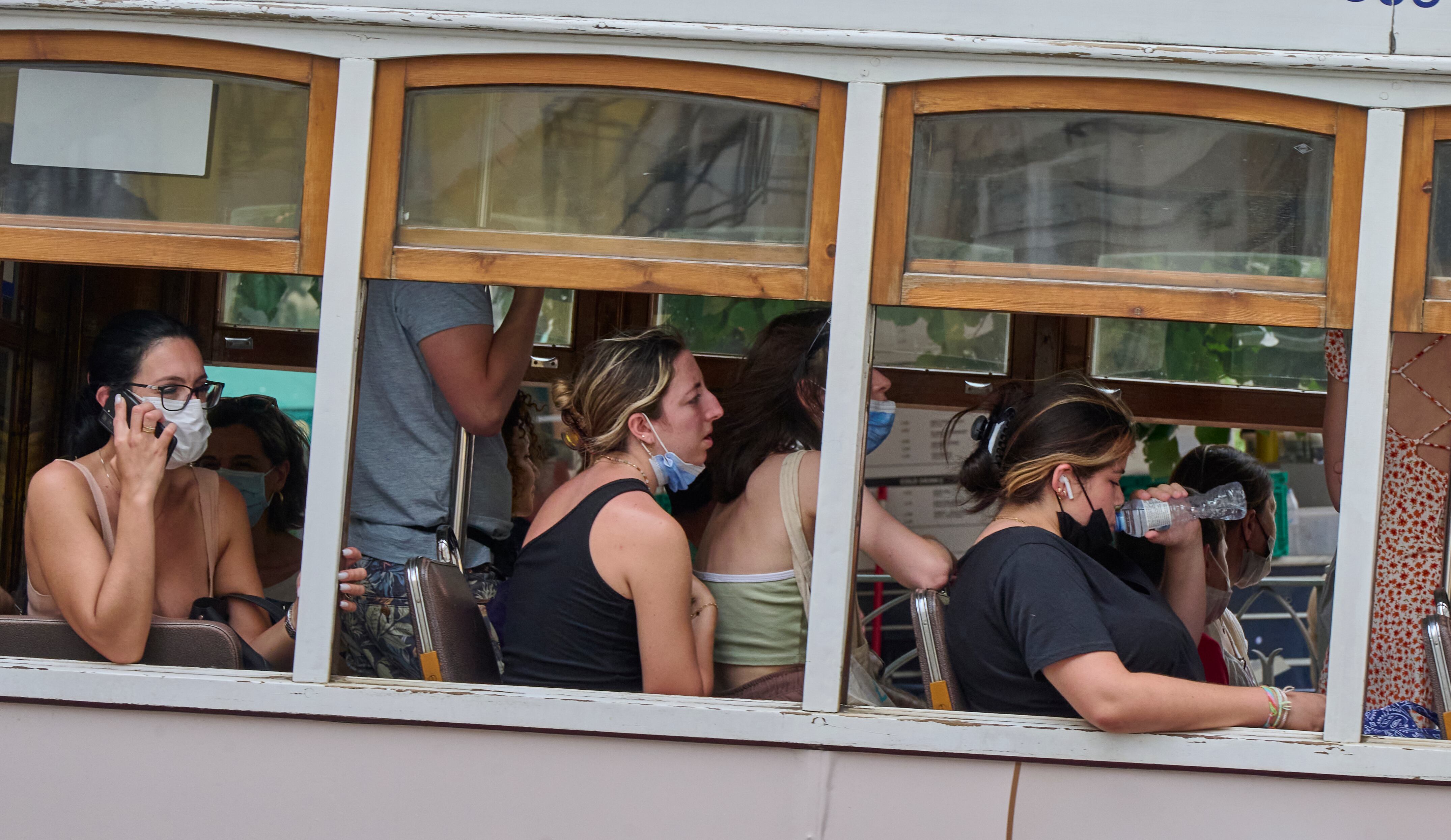 Ciudadanos en Lisboa, Portugal, enfrentan una ola extrema de calor que azota a toda Europa.(Photo by Horacio Villalobos Corbis/via Getty Images)
