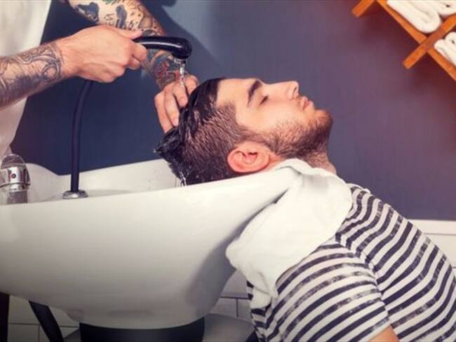 Se recomienda utilizar una almohadón mullido para que el cuello no se extienda demasiado. Foto: THINKSTOCK, BBC Mundo.