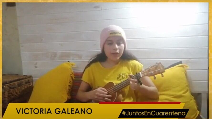 Victoria Galeano interpreta en su ukelele una canción para subirnos el ánimo en este aislamiento. Foto: Captura
