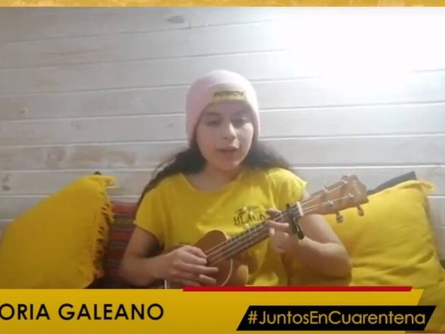 Victoria Galeano interpreta en su ukelele una canción para subirnos el ánimo en este aislamiento. Foto: Captura