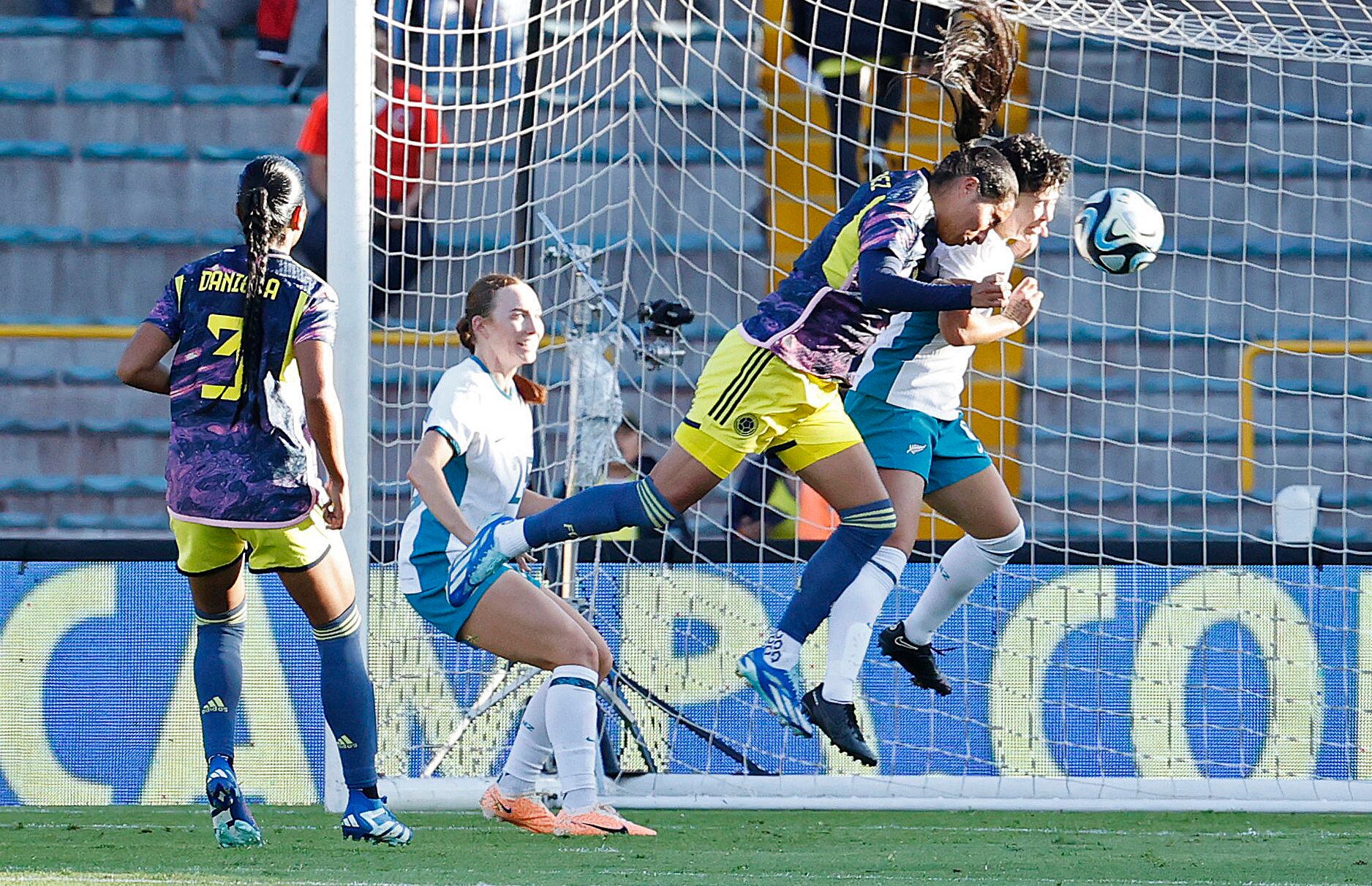AME1292. BOGOTÁ (COLOMBIA), 02/12/2023.- La colombiana Mayra Ramírez (c) disputa el balón con la neozelandesa Malia Steinmetz (d) durante un amistoso internacional entre las selecciones femeninas de mayores de Colombia y Nueva Zelanda hoy, en el estadio El Campín de Bogotá (Colombia). Este es el primero de dos amistosos que disputarán ambos equipos en la capital colombiana, siendo el segundo programado para este próximo martes. EFE/ Mauricio Dueñas Castañeda