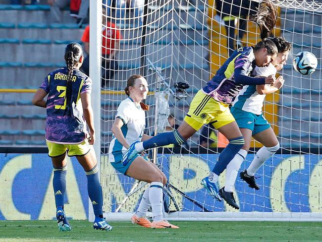 AME1292. BOGOTÁ (COLOMBIA), 02/12/2023.- La colombiana Mayra Ramírez (c) disputa el balón con la neozelandesa Malia Steinmetz (d) durante un amistoso internacional entre las selecciones femeninas de mayores de Colombia y Nueva Zelanda hoy, en el estadio El Campín de Bogotá (Colombia). Este es el primero de dos amistosos que disputarán ambos equipos en la capital colombiana, siendo el segundo programado para este próximo martes. EFE/ Mauricio Dueñas Castañeda
