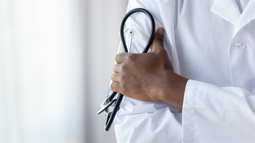 El profesional de la salud, al parecer, se contagió con otros compañeros en una clínica privada de la ciudad mientras atendían a un paciente asintomático. Foto: Getty Images