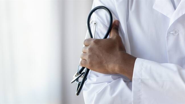 El profesional de la salud, al parecer, se contagió con otros compañeros en una clínica privada de la ciudad mientras atendían a un paciente asintomático. Foto: Getty Images