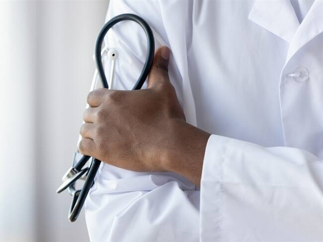 El profesional de la salud, al parecer, se contagió con otros compañeros en una clínica privada de la ciudad mientras atendían a un paciente asintomático. Foto: Getty Images