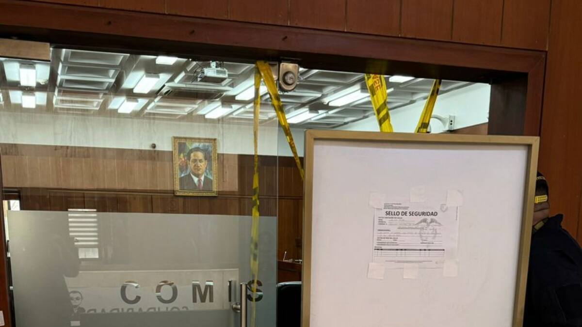Senado descarta daño intencional en desplome de puerta de Comisión Séptima