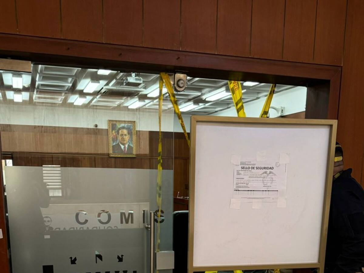 Senado descarta daño intencional en desplome de puerta de Comisión Séptima