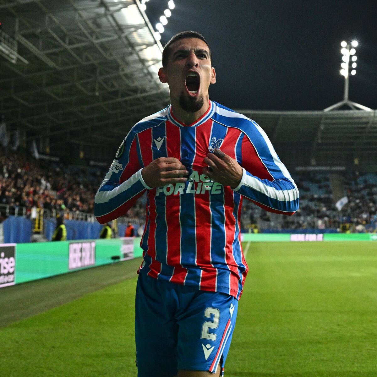 Daniel Muñoz, inmenso: hizo el primer gol del Crystal Palace en competencia europea en la historia