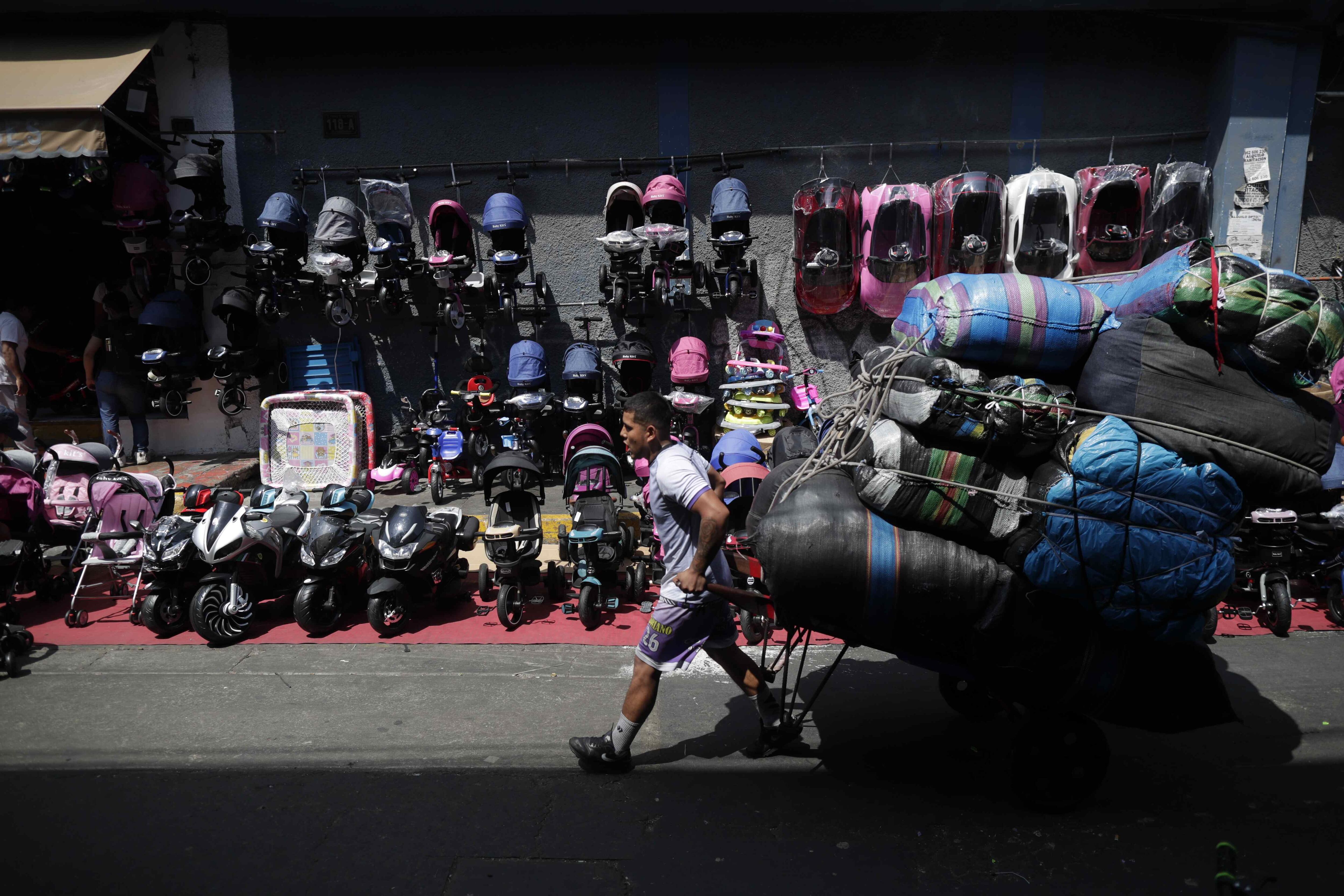 Vendedores ambulantes en una calle de Lima. Foto: EFE/ Bienvenido Velasco