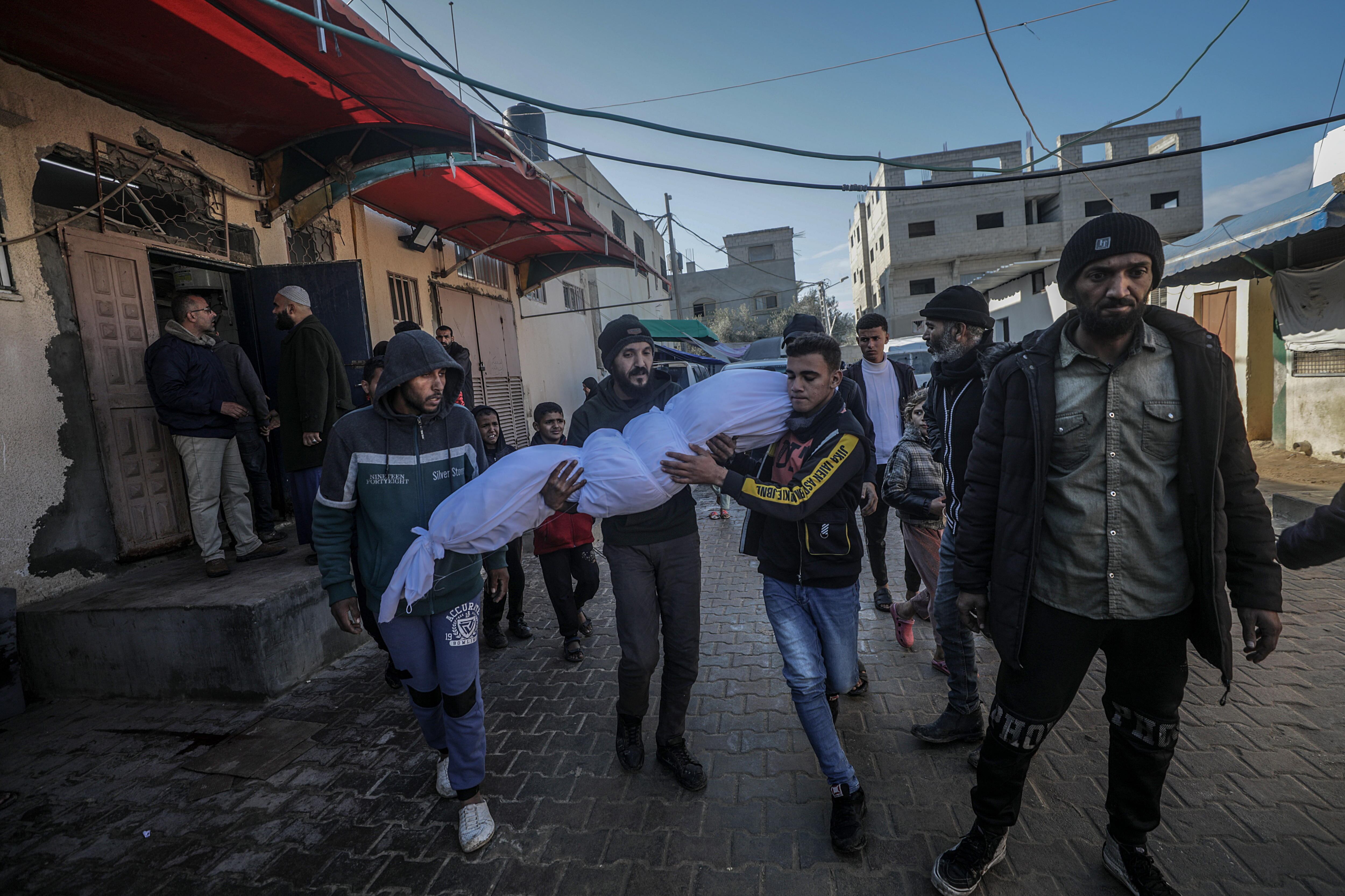 Un niño de ocho años murió en un nuevo bombardeo de Israel contra Gaza. EFE/EPA/MOHAMMED SABER