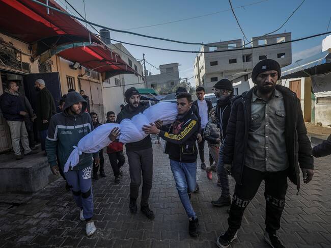 Un niño de ocho años murió en un nuevo bombardeo de Israel contra Gaza. EFE/EPA/MOHAMMED SABER