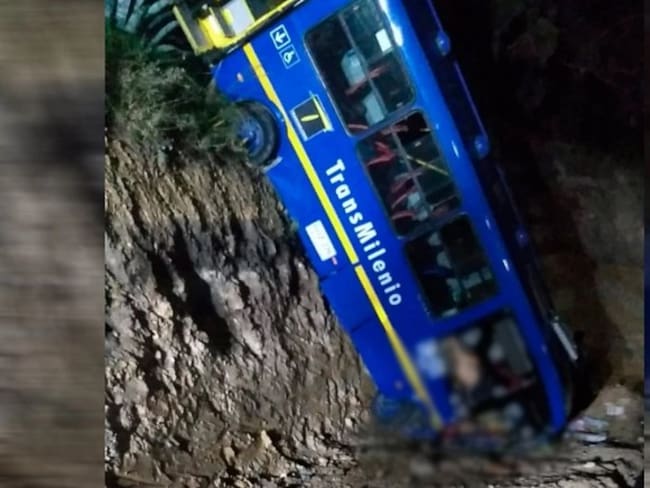 Un bus cayó a un abismo en Bogotá: 2 personas murieron y 17 resultaron heridas