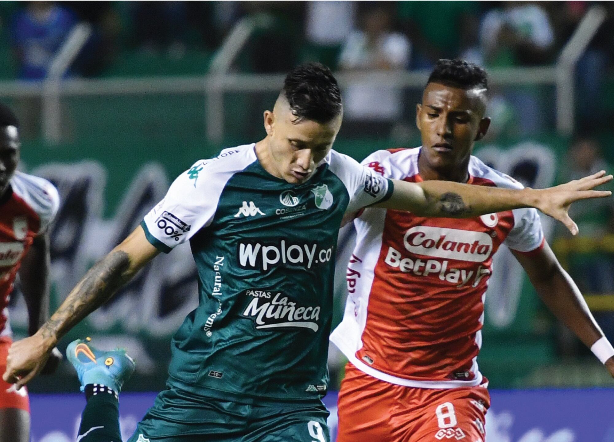 Gustavo Ramírez, del Deportivo Cali (izquierda) y Rubén Manjarrés de Independiente Santa Fe (derecha). Cali vs Santa Fe, Copa Colombia. 27 de julio 2023. Foto: Twitter oficial Deportivo Cali.