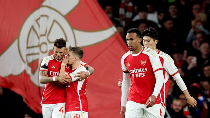 London (United Kingdom), 23/04/2024.- Ben White (L) of Arsenal celebrates with teammate Leandro Trossard after scoring his team&#039;s second goal during the English Premier League soccer match of Arsenal FC against Chelsea FC, in London, Britain, 23 April 2024. (Reino Unido, Londres) EFE/EPA/ANDY RAIN EDITORIAL USE ONLY. No use with unauthorized audio, video, data, fixture lists, club/league logos, &#039;live&#039; services or NFTs. Online in-match use limited to 120 images, no video emulation. No use in betting, games or single club/league/player publications.