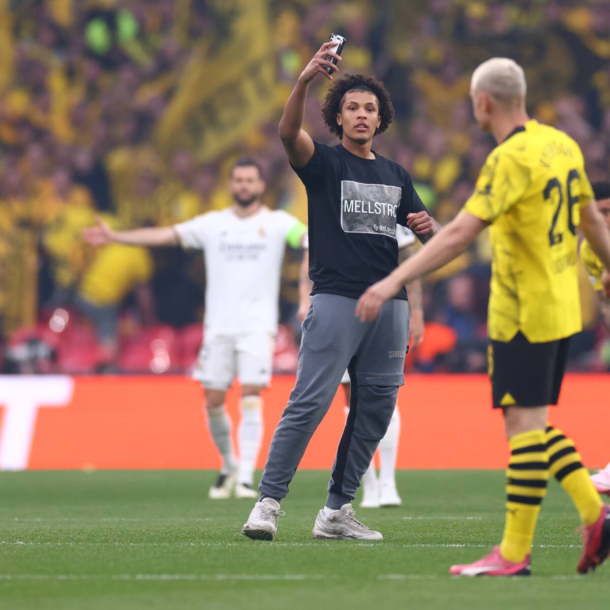 VIDEO: Tres hinchas invadieron el campo en final de Champions League para tomarse ‘selfies’