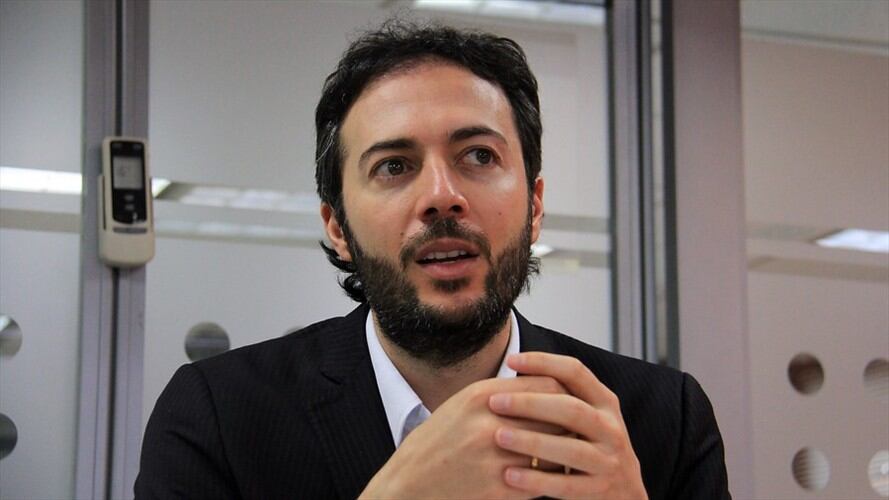 Se desató una polémica tras la publicación de una foto del alcalde de Medellín, Daniel Quintero, en el estadio Metropolitano de Barranquilla durante el partido de la Selección Colombia. Foto: Colprensa / ÁLVARO TAVERA