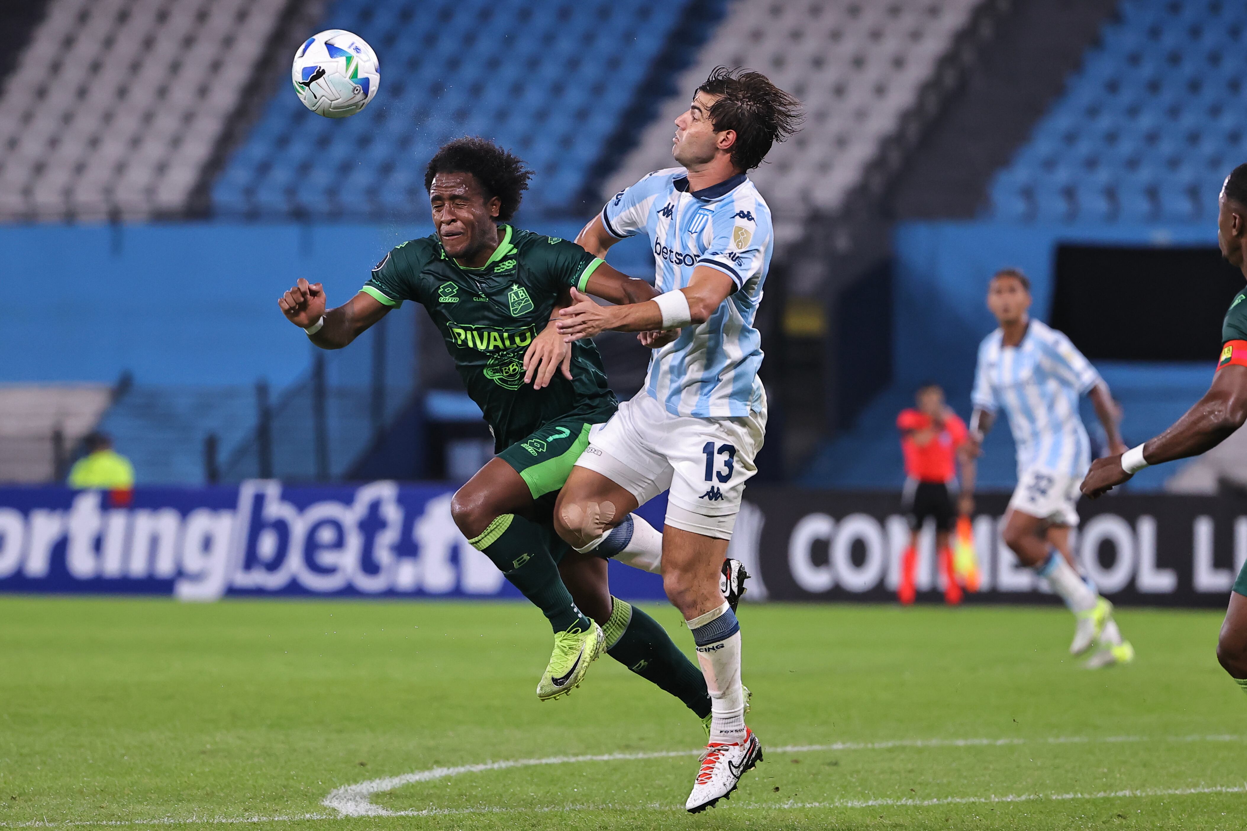 Santiago Sosa de Racing disputa un balón con Kevin Londoño de Atlético Bucaramanga. FOTO: EFE/ Juan Ignacio Roncoroni