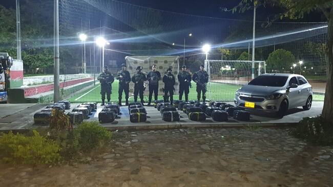 En dos automotores se transportaban alrededor de 40 paquetes, con un peso aproximado de 25 kilogramos de marihuana tipo creepy cada uno . Foto: Ejército