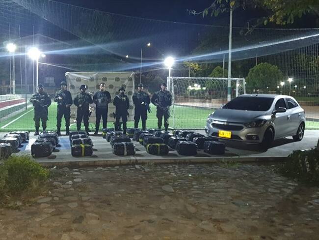 En dos automotores se transportaban alrededor de 40 paquetes, con un peso aproximado de 25 kilogramos de marihuana tipo creepy cada uno . Foto: Ejército