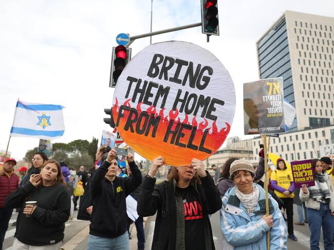Jerusalén (-), 11/02/2025.- Familiares de rehenes israelíes retenidos por Hamás en Gaza y sus partidarios portan pancartas durante una protesta frente a la oficina del primer ministro Benjamín Netanyahu.