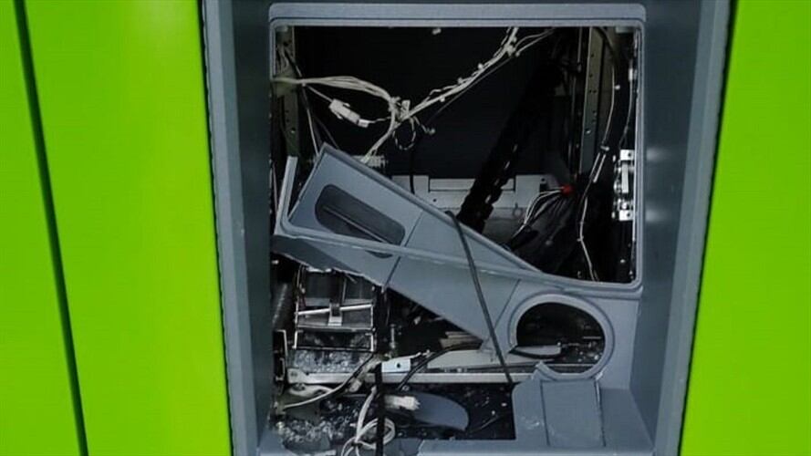 Así quedó el cajero que un hombre pretendía destruir para hurtar el dinero . Foto: Cortesía