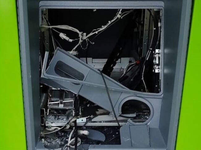 Así quedó el cajero que un hombre pretendía destruir para hurtar el dinero . Foto: Cortesía