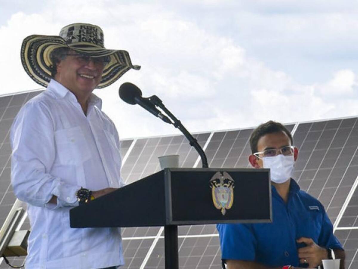 Gustavo Petro entregó paneles solares en Santa Marta y recorrió barrios emblemáticos
