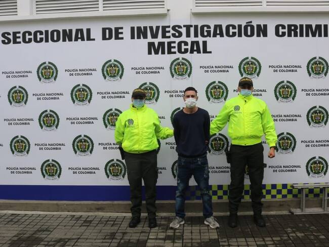 En el momento de su captura, el agresor se movilizaba en una motocicleta, haciéndose pasar como transportador informal. Foto: Policía Cali