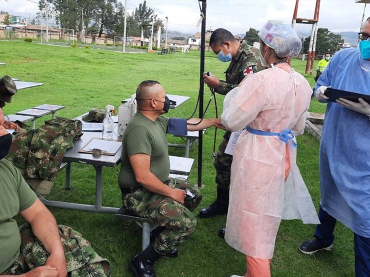 Vacunan contra el COVID-19 a más de 3.000 miembros del Ejército en Boyacá