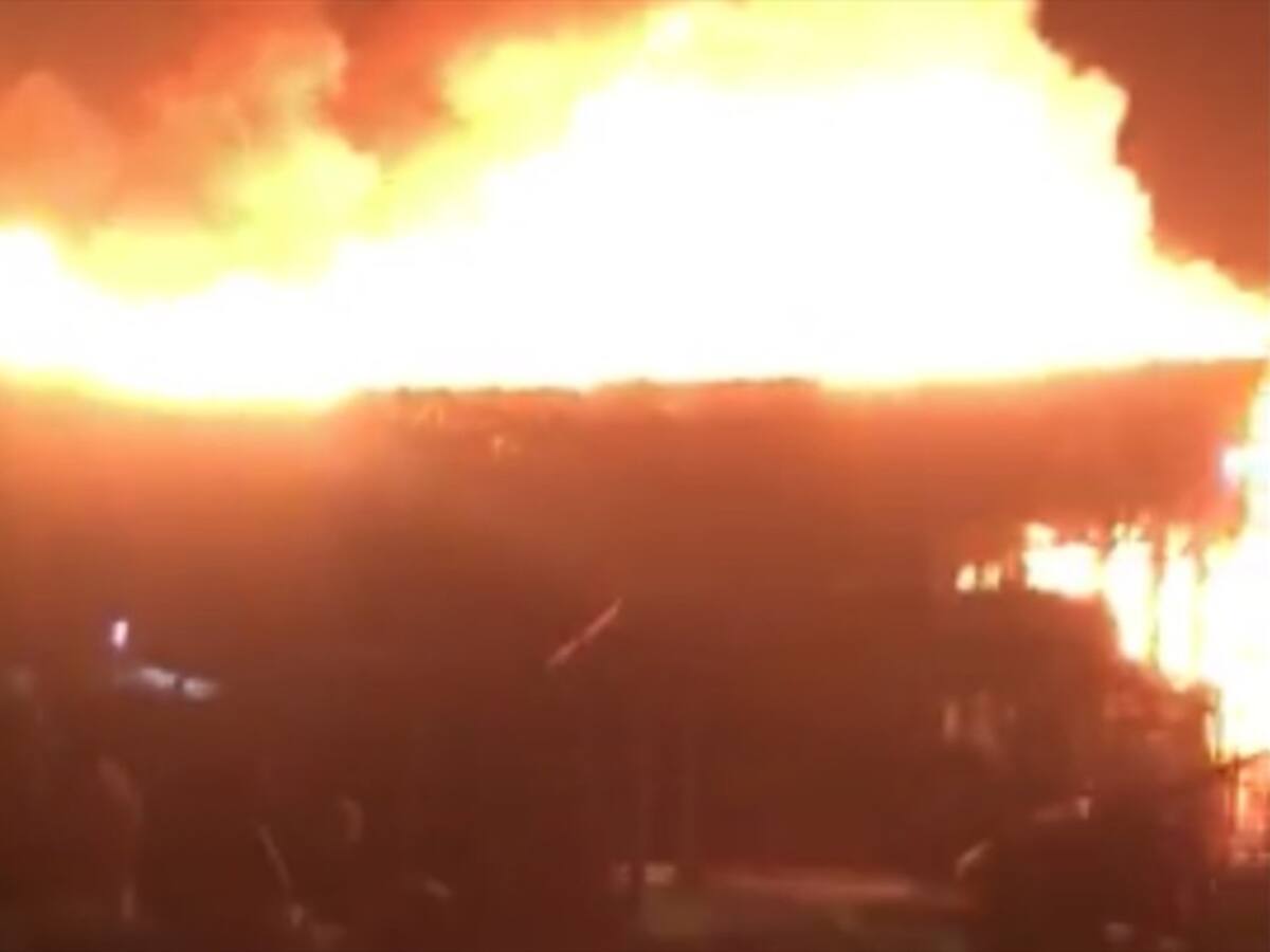 Al menos seis cabañas y hostales fueron consumidos por incendio en Playa Blanca