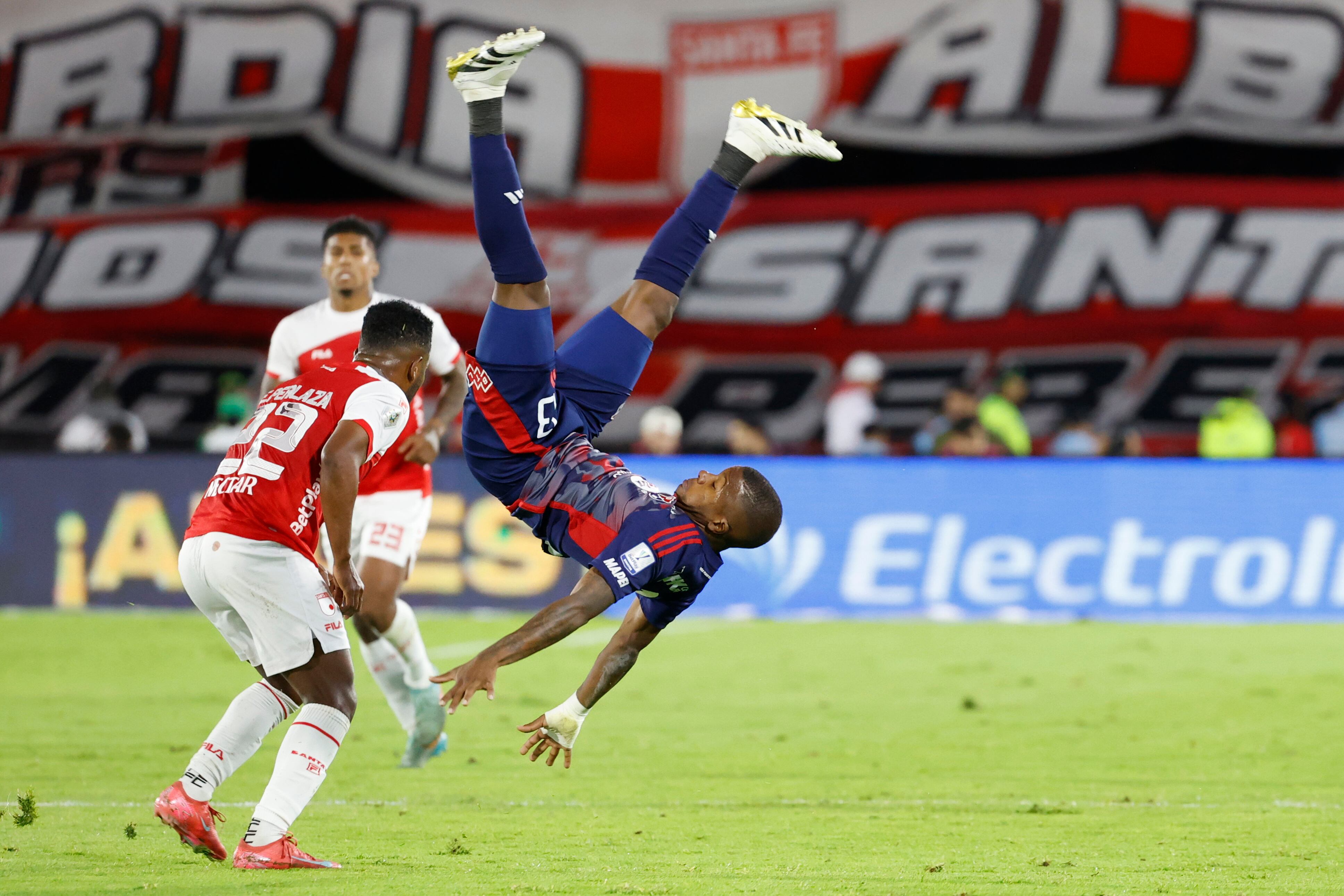 Ida de la final de la Liga BetPlay 2025 - I entre Independiente Sanhta Fe e Independiente Medellín. Foto: EFE.