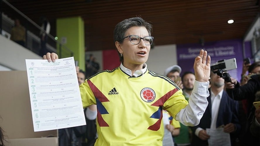 Claudia López votando la consulta Anticorrupción. Foto: Colprensa