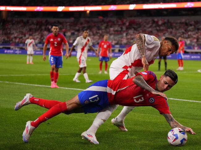 ARLINGTON, TEXAS - JUNE 21: Erick Pulgar of Chile and Paolo Guerrero of Peru battle for the ball during the CONMEBOL Copa America 2024 Group A match between Peru and Chile at AT&T Stadium on June 21, 2024 in Arlington, Texas. (Photo by Sam Hodde/Getty Images)