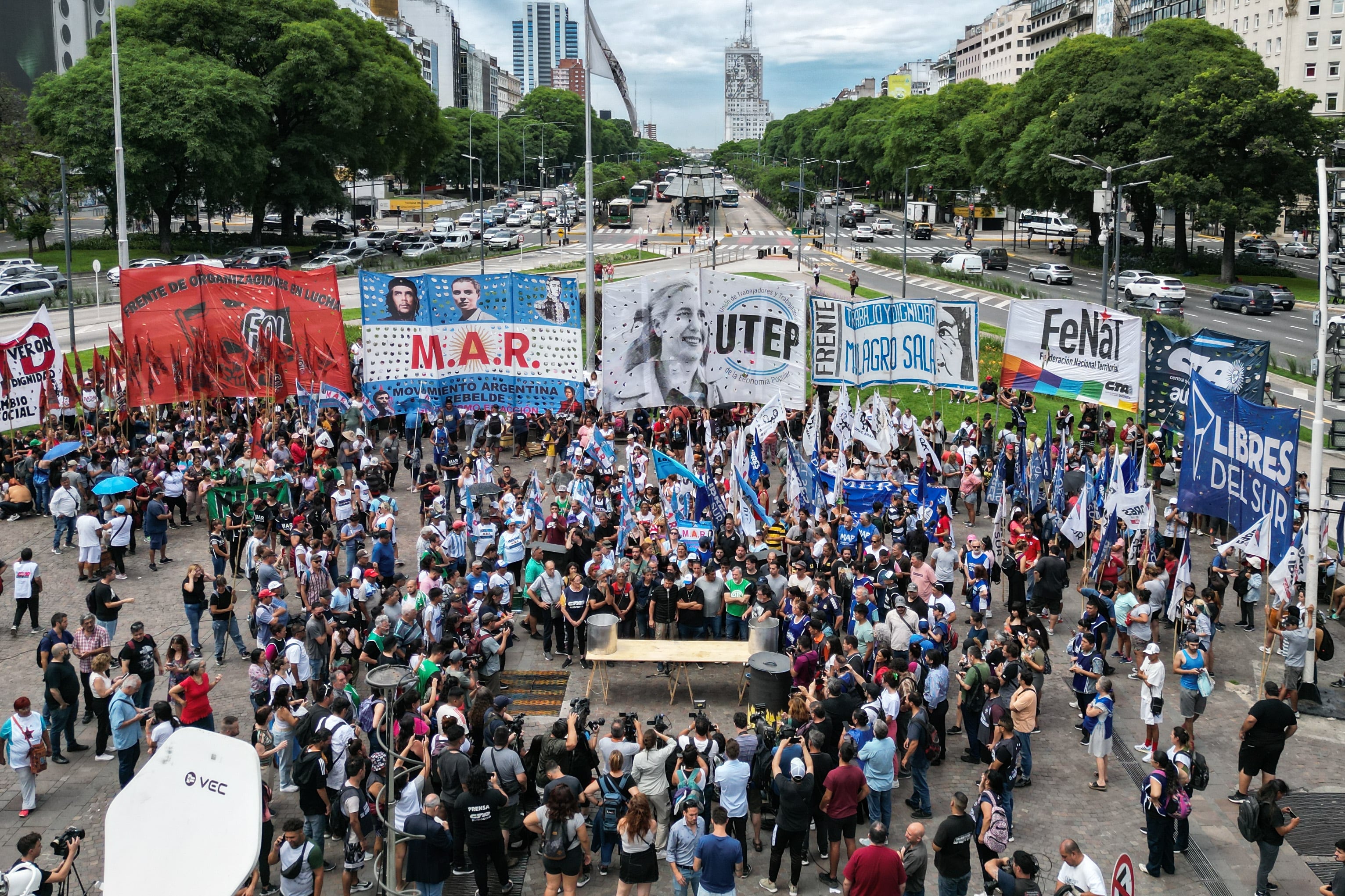 Ciudadanos y activistas participan en una olla popular en contra de las medidas económicas planteadas por el presidente  Javier Milei en diciembre de 2023, en Buenos Aires (Argentina). EFE/Juan Ignacio Roncoroni