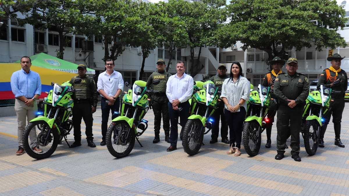 Entregadas 10 motocicletas a la policía departamental en la Zona Bananera