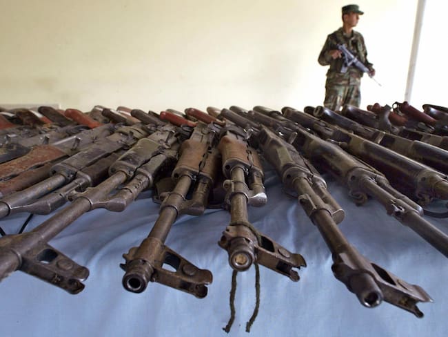 TAURAMENA, COLOMBIA: Weapons seized to fighters of the Casanare Peasants' Self-Defence (ACC) paramilitary forces (right-wing) captured by the Army are displayed for the press 29 September, 2004 in Tauramena, Casanare department, southwest of Colombia. Some 175 paramilitary fighters have been captured and 27 killed in combats with the Colombian army in the Casanare department, authorities said. AFP PHOTO Rodrigo ARANGUA (Photo credit should read RODRIGO ARANGUA/AFP via Getty Images)