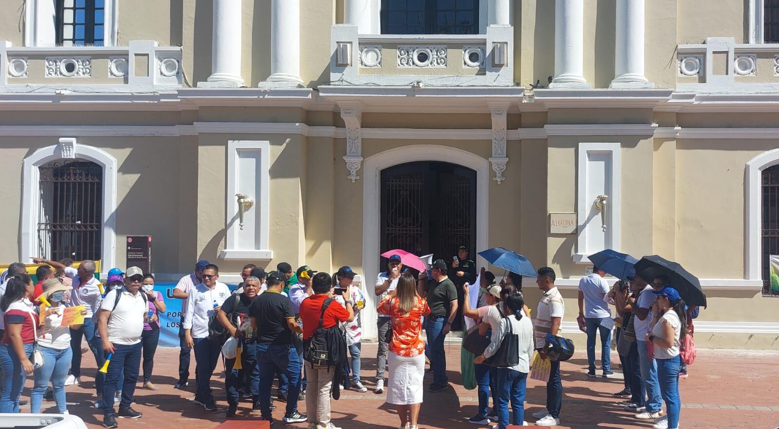 Protesta de  maestros frente a la Alcaldía de Santa Marta/ Gissell Campo