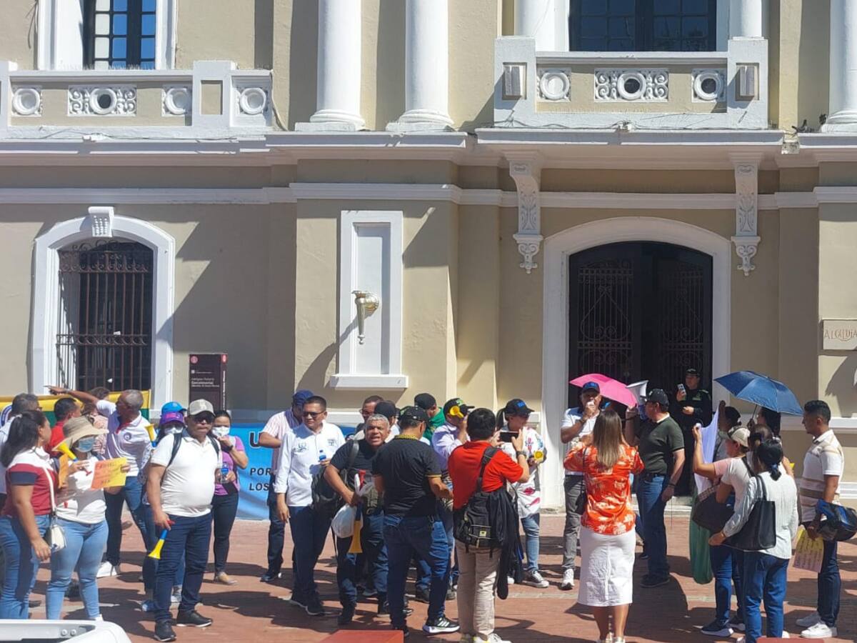 Docentes provisionales en Santa Marta protestan a las afueras de la Alcaldía