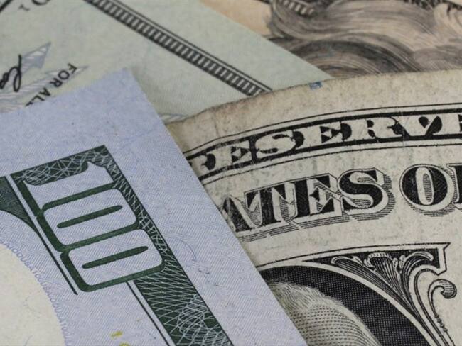 Tras una hora de operación en el mercado local, el dólar alcanzó un máximo histórico de $3.599 pesos, y se cotizó, a las 9 de la mañana, a un precio promedio de $3.581. . Foto: Getty Images