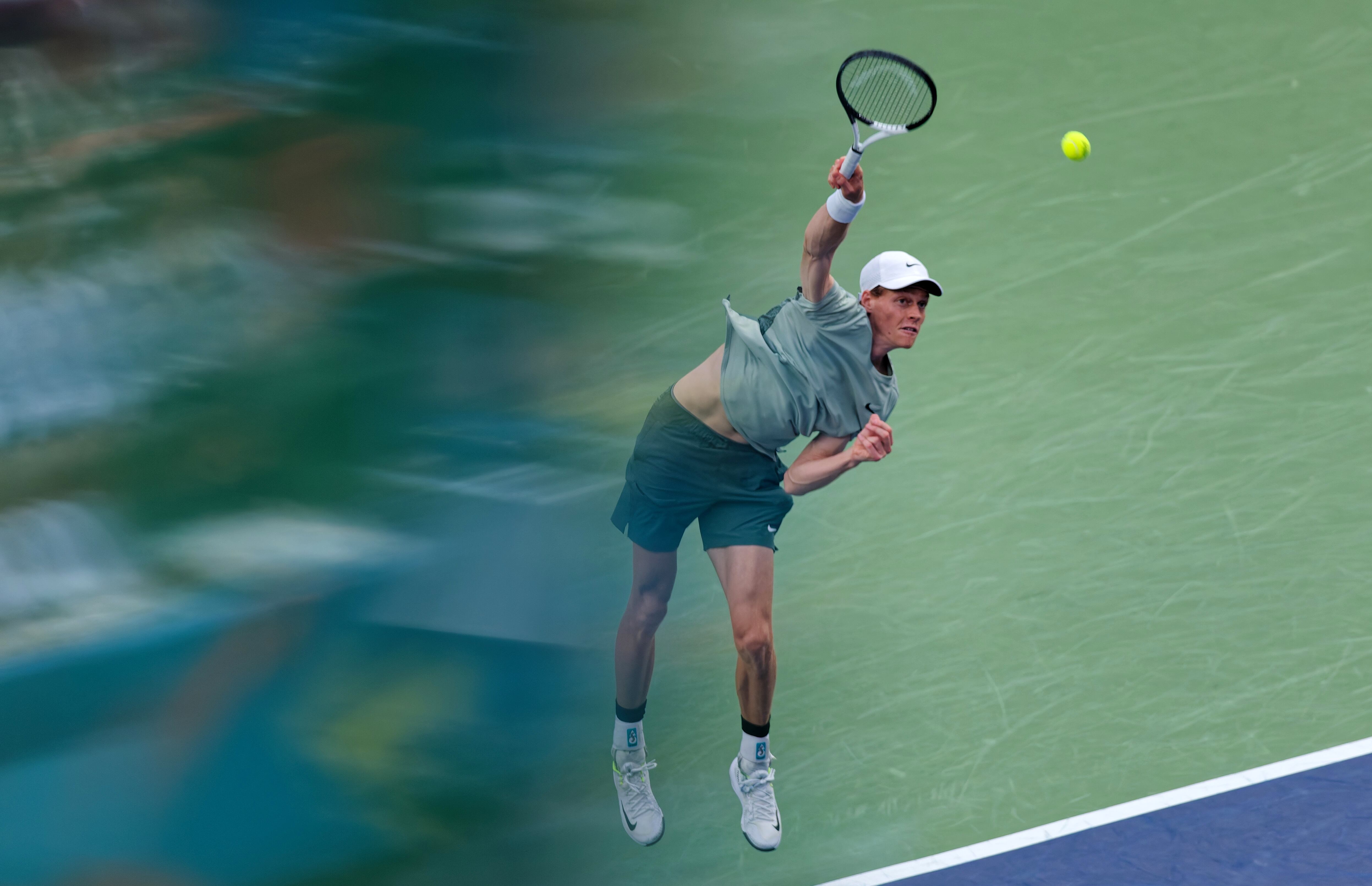Shanghai (China), 12/10/2024.- Jannik Sinner of Italy in action during his Men's Singles semi-finals match against Tomas Machac of Czechia at the Shanghai Masters tennis tournament in Shanghai, China, 12 October 2024. (Tenis, Italia) EFE/EPA/ALEX PLAVEVSKI