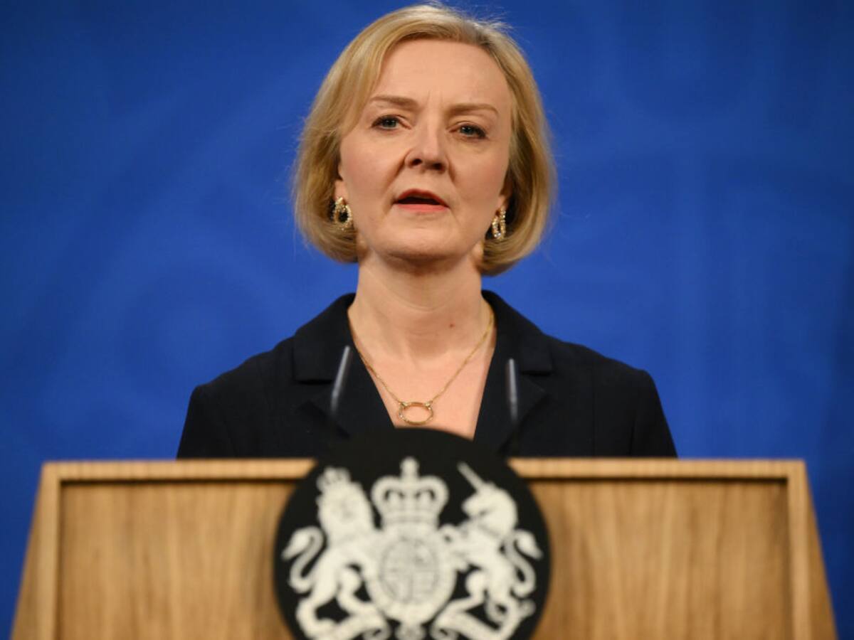 Ministra británica pide perdón por sus “errores” y reiterá que no dejará el cargo