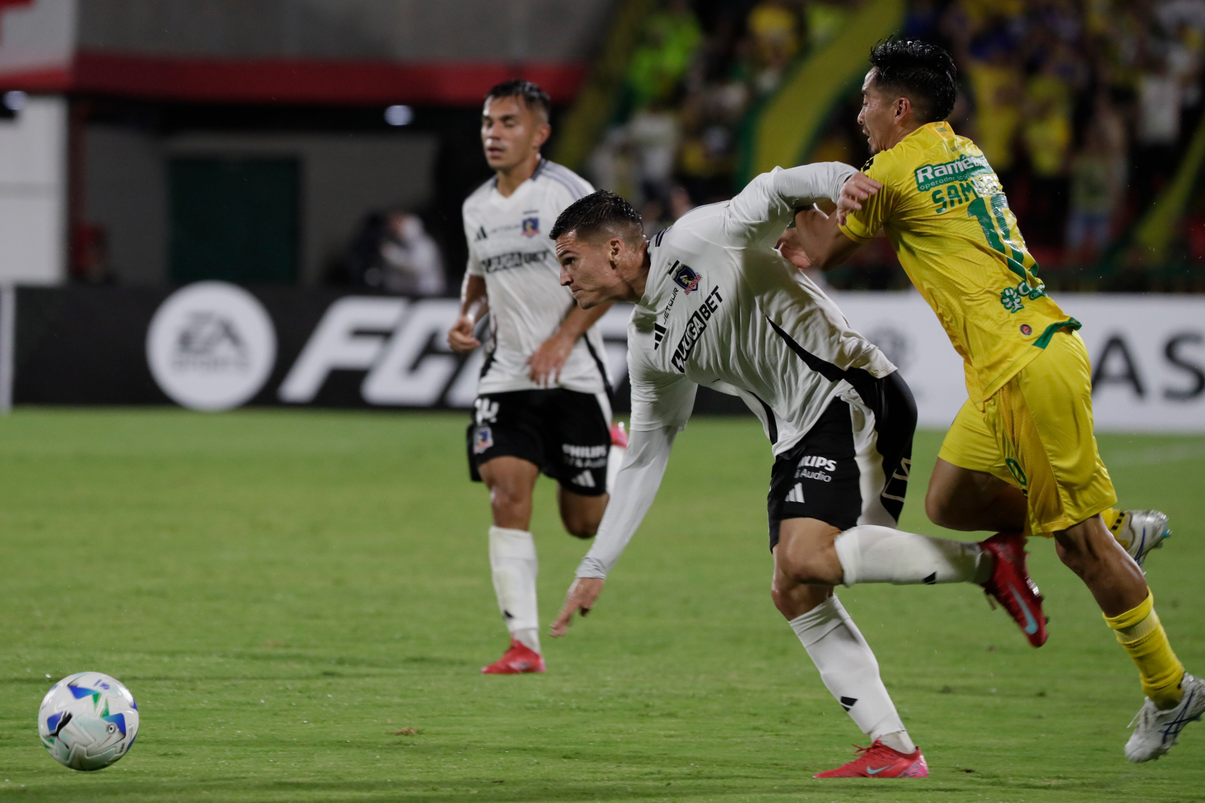 Fabián Sambueza de Bucaramanga disputa un balón con Lucas Cepeda de Colo-Colo  durante la fase de grupos de la Copa Sudamericana. FOTO: EFE/ Carlos Ortega
